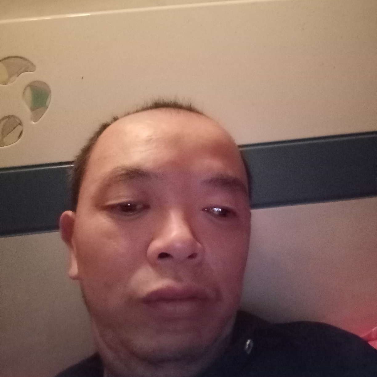 水杯深拥甜蜜的照片
