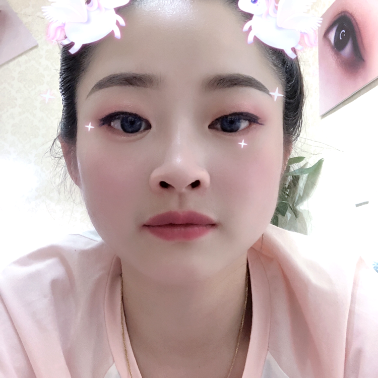 阳光下的樱花的照片