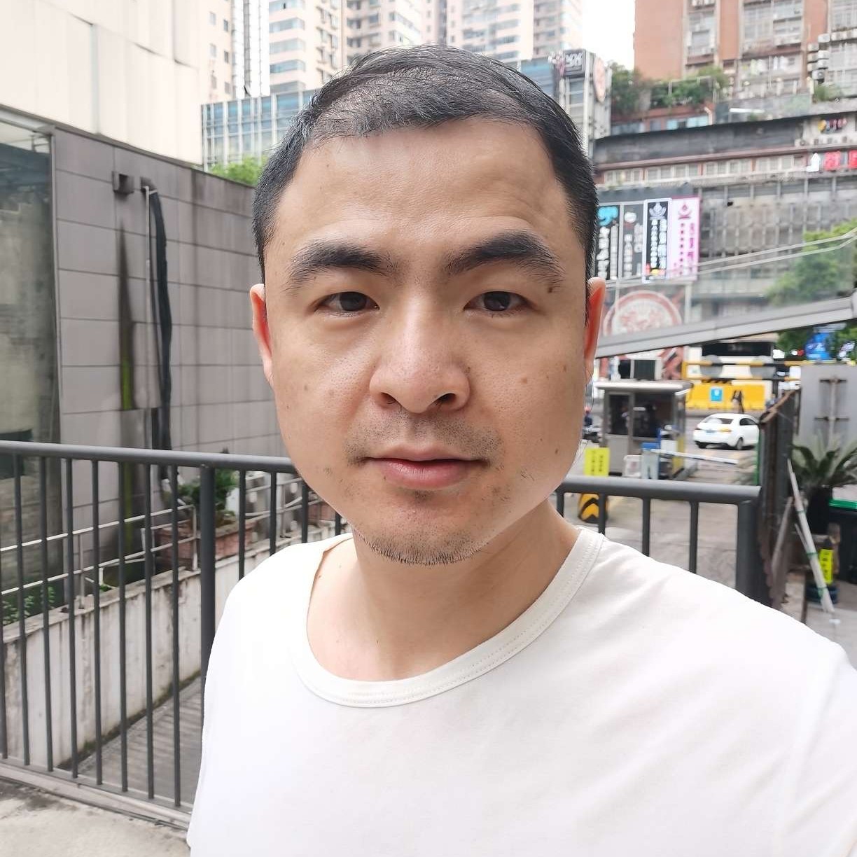 大方挽手故事的照片
