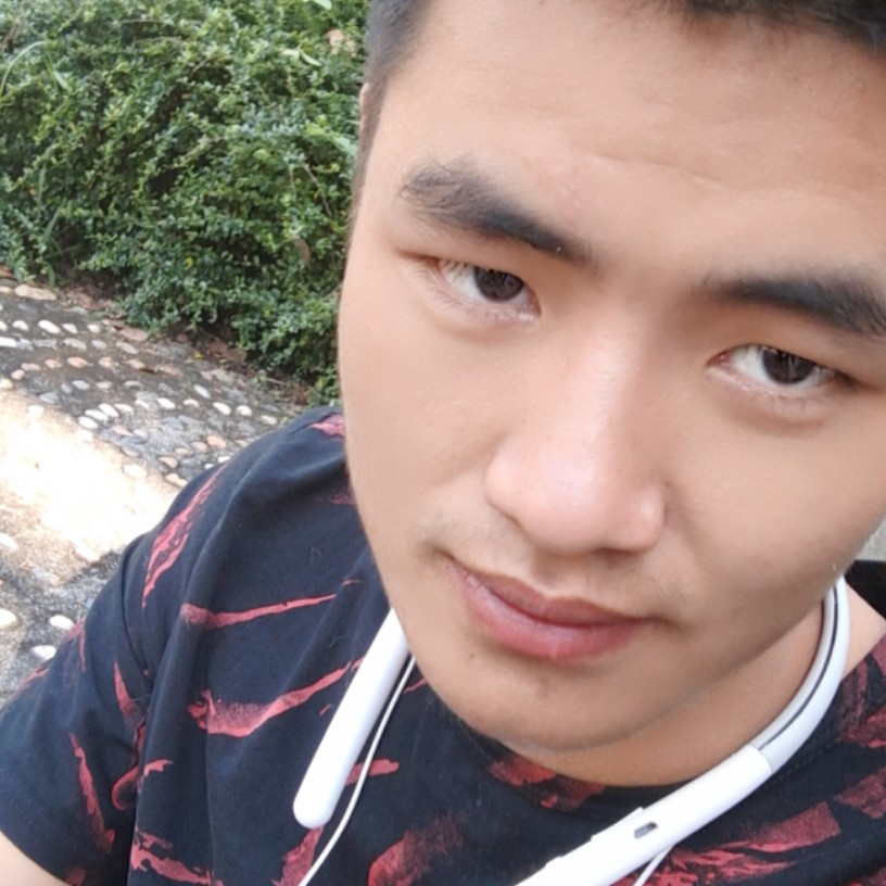 怕孤单深拥枕头的照片