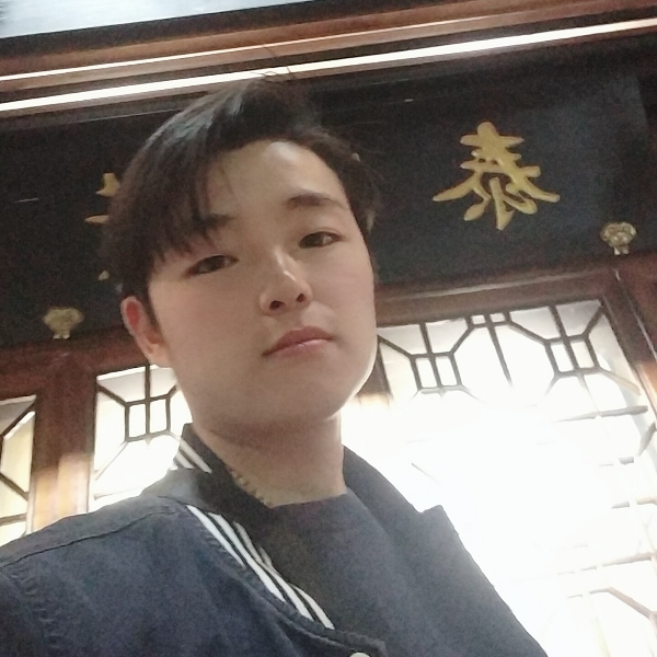 秋月挽手漠然的照片