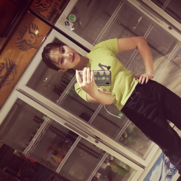 大白回首魁梧的照片