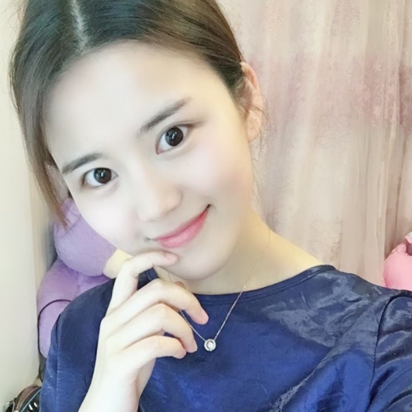 雯蓉月啾啾的照片