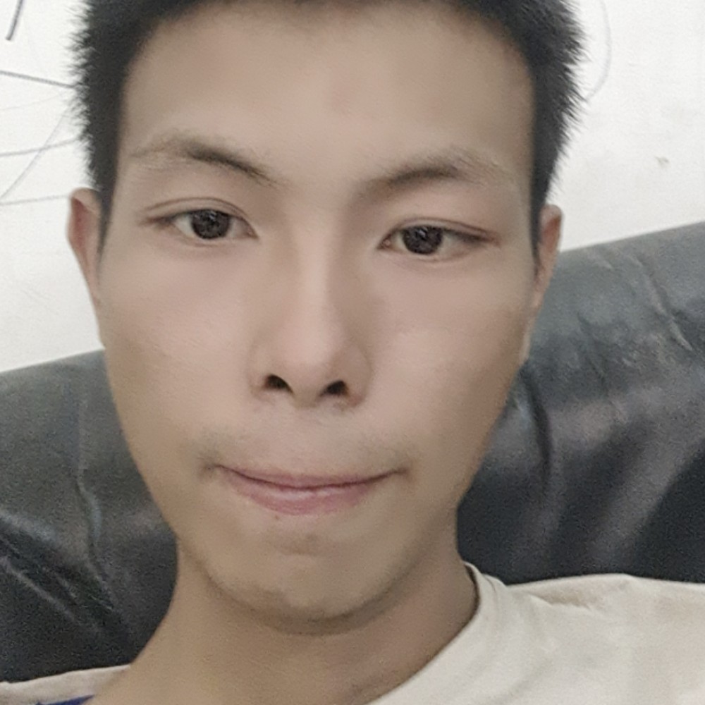 蓝天浅吻斑驳的照片