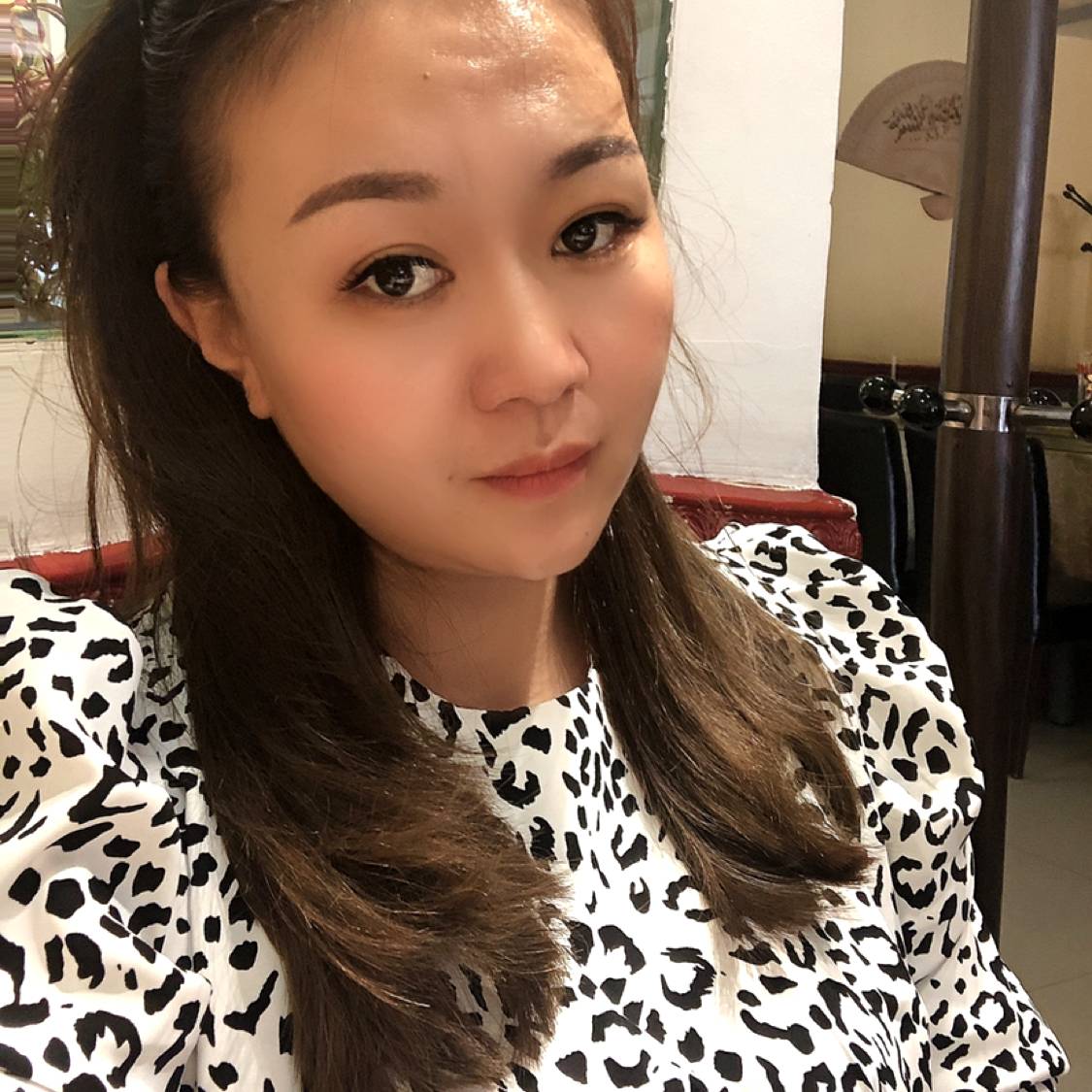 纯真拿墨镜的照片