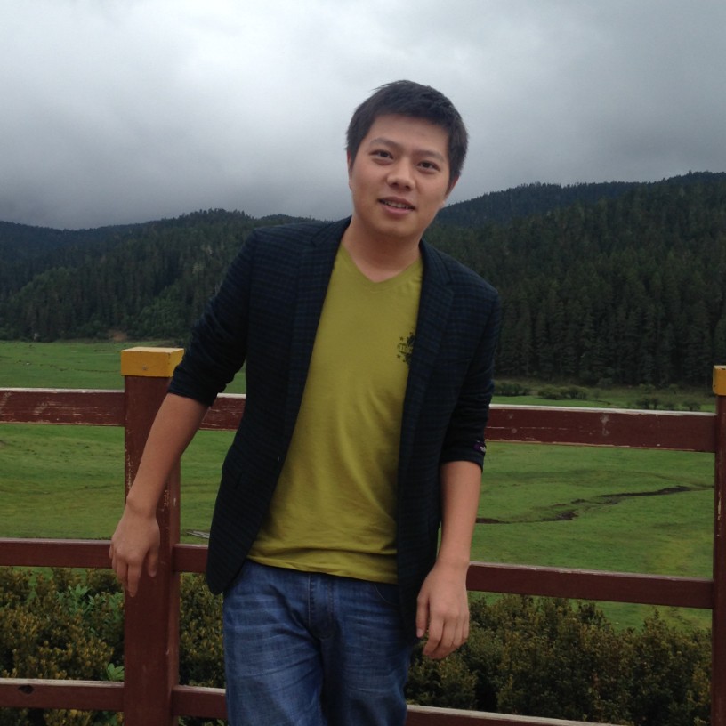 黯然拿蜜蜂的照片