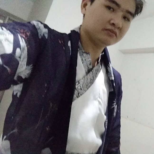 血染白衣的照片