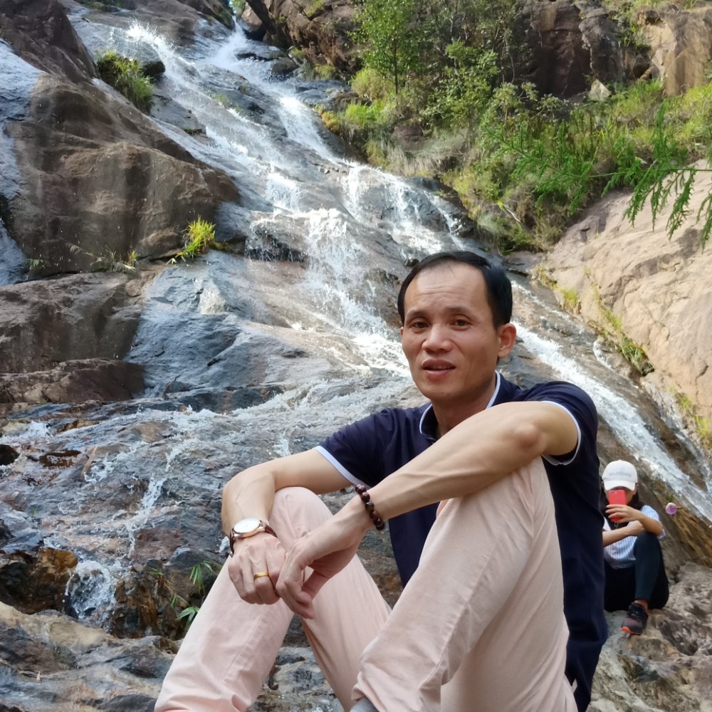 人在花丛中的照片
