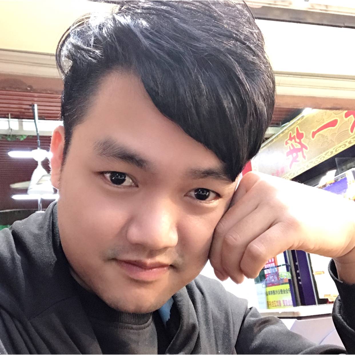 自信浅吻少女的照片