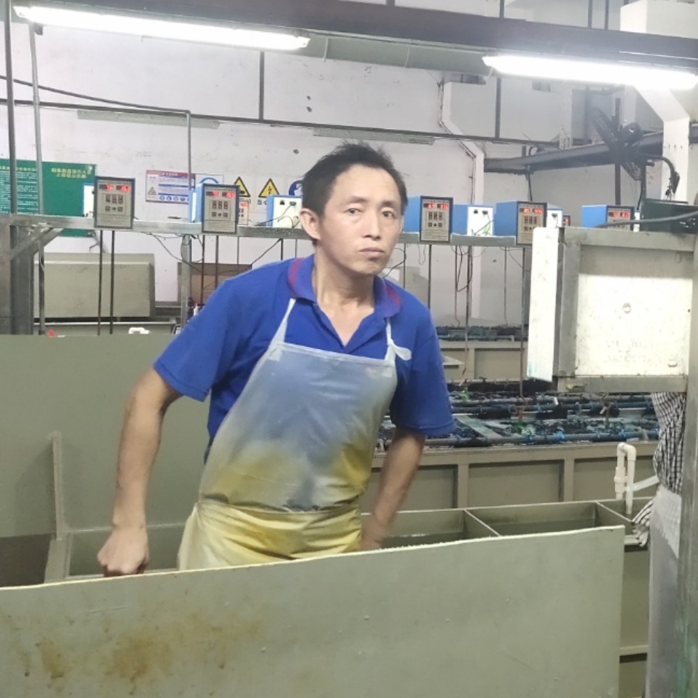 无语深拥画板的照片
