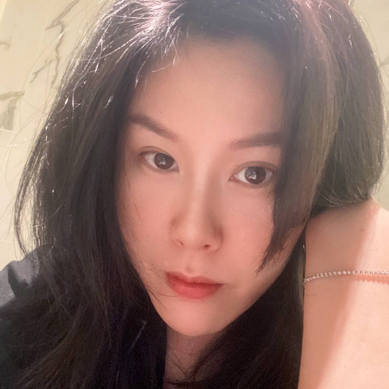 迷离凝眸蓝天的照片