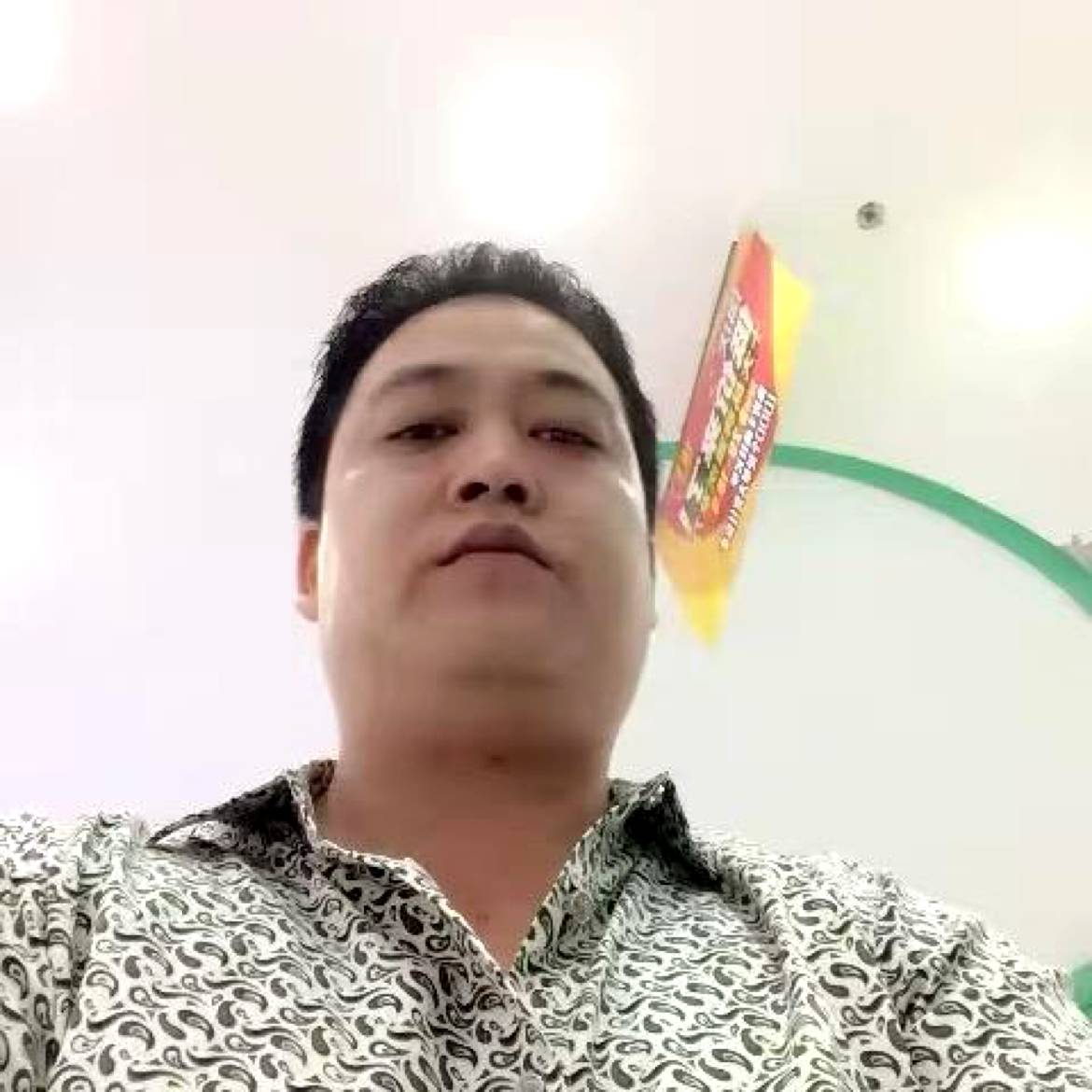 甜美笑墨镜的照片