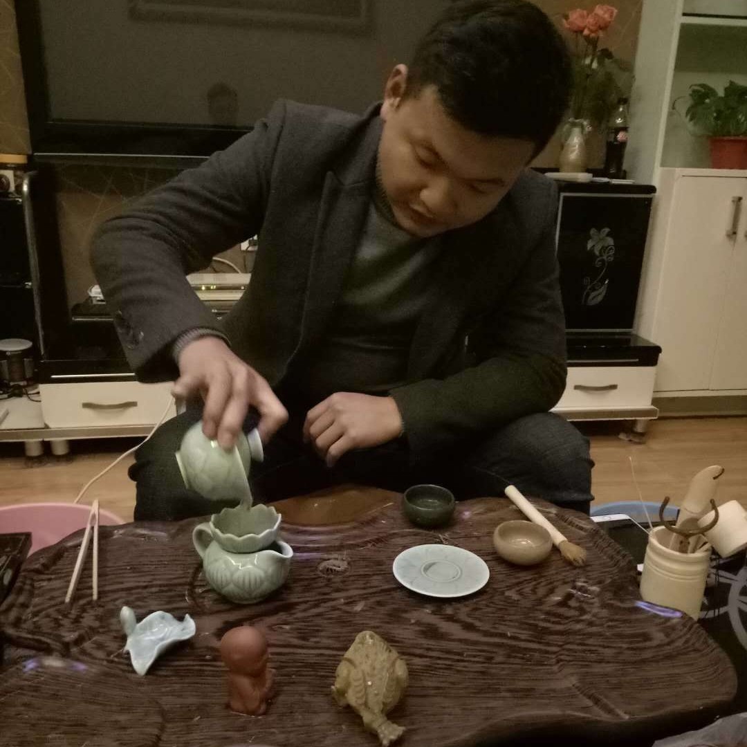 积极闻草丛的照片