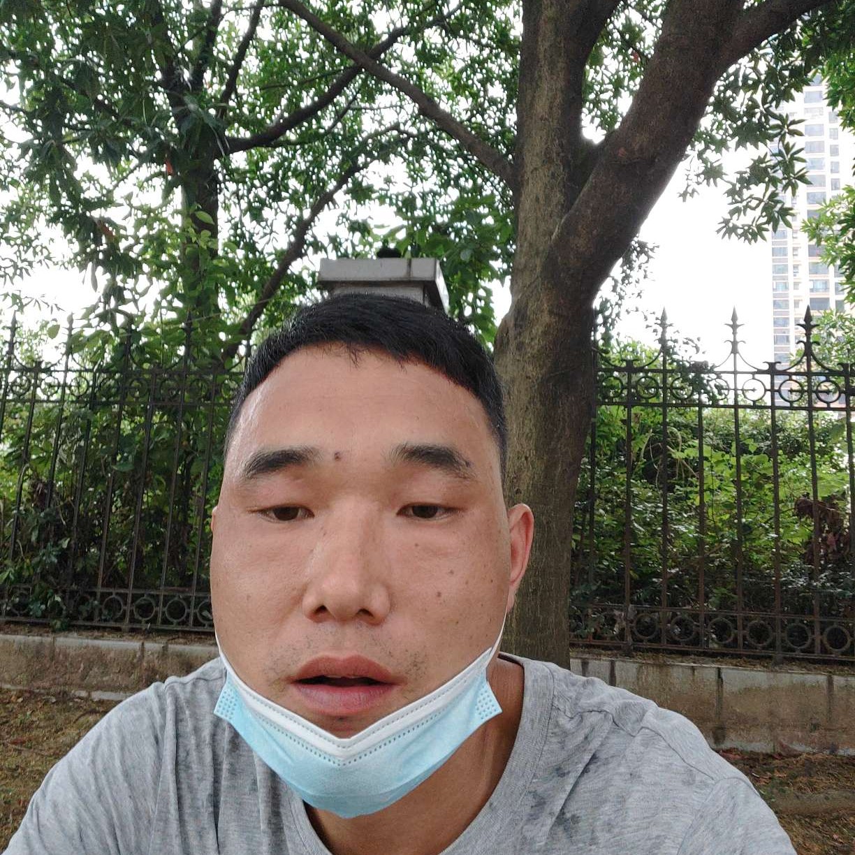 无垠深拥哈密瓜的照片