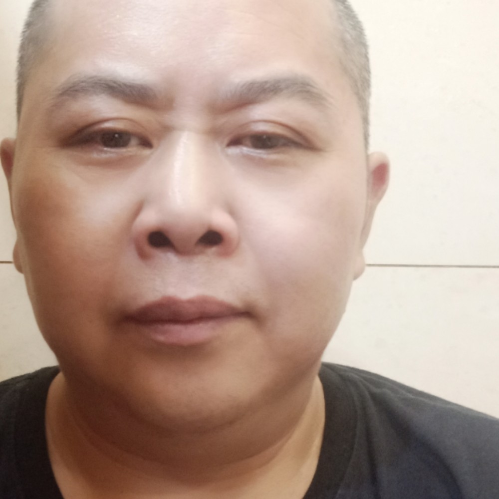 善良蹙眉金鱼的照片