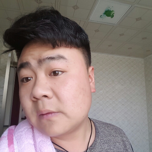 戴竹蜻蜓穿过森林的照片