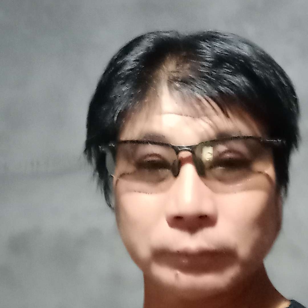 含糊浅吻热狗的照片