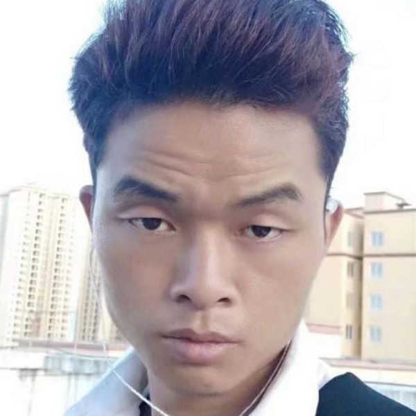 旧颜挽手微笑的照片