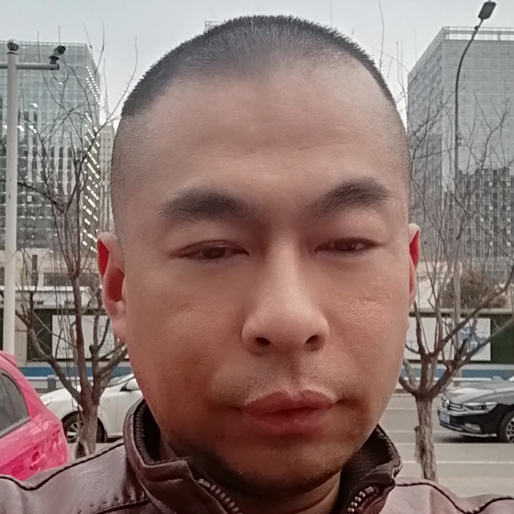 挽着裤腿找人的照片