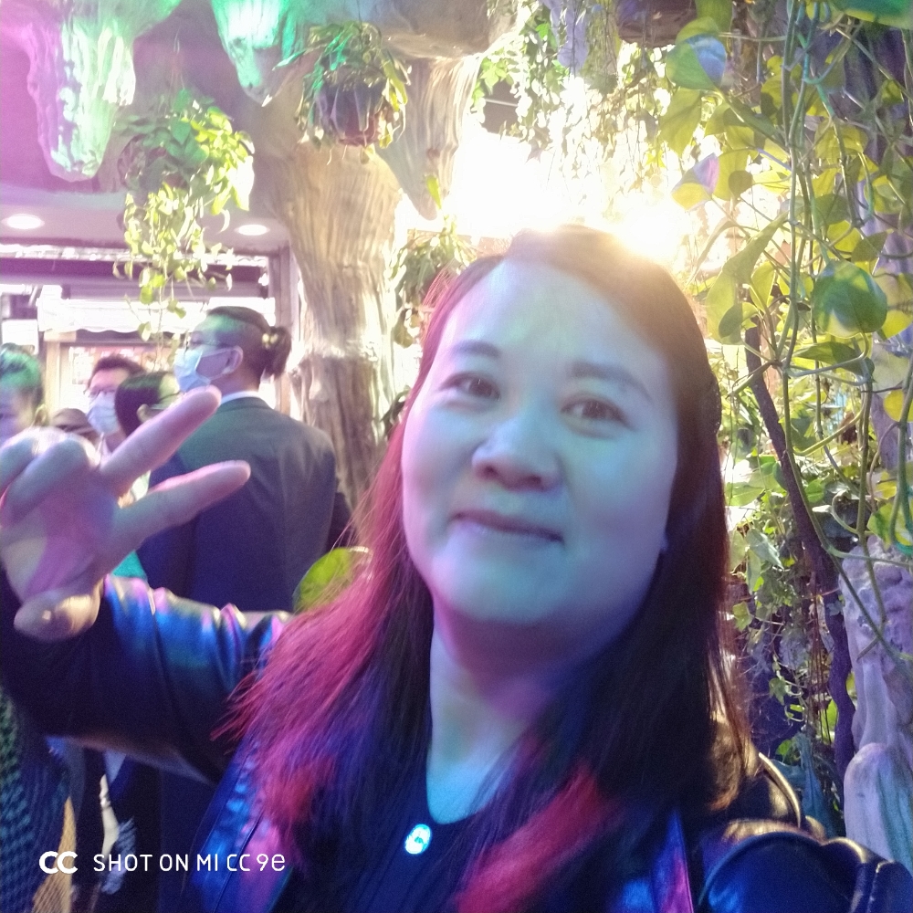 欢呼打红尘的照片