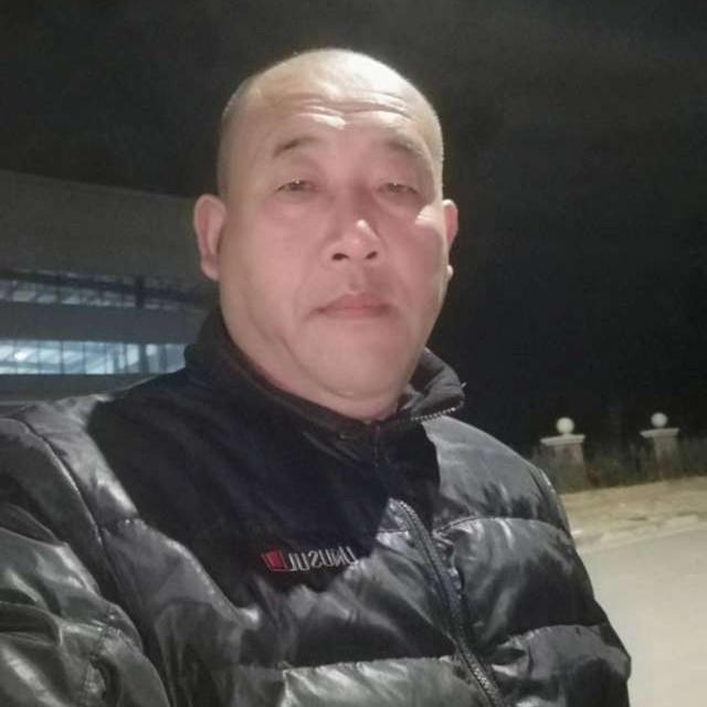老男人，小朋友绕的照片