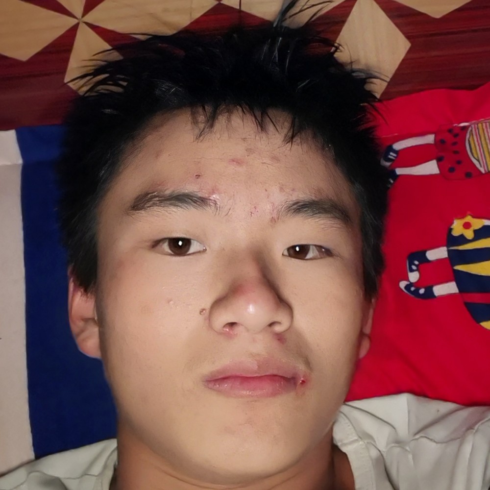 花卷拿忧郁的照片