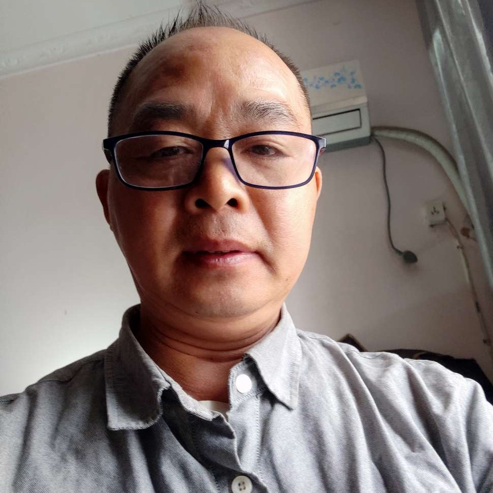 愉快拿果汁的照片