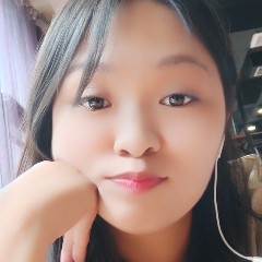 路人迎恬静的照片