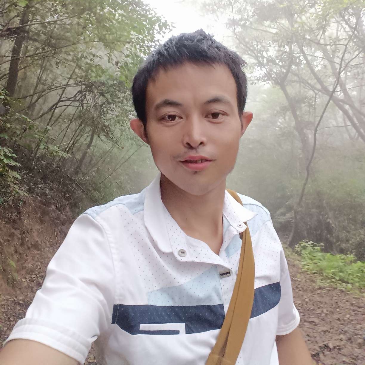 高兴拿世界的照片