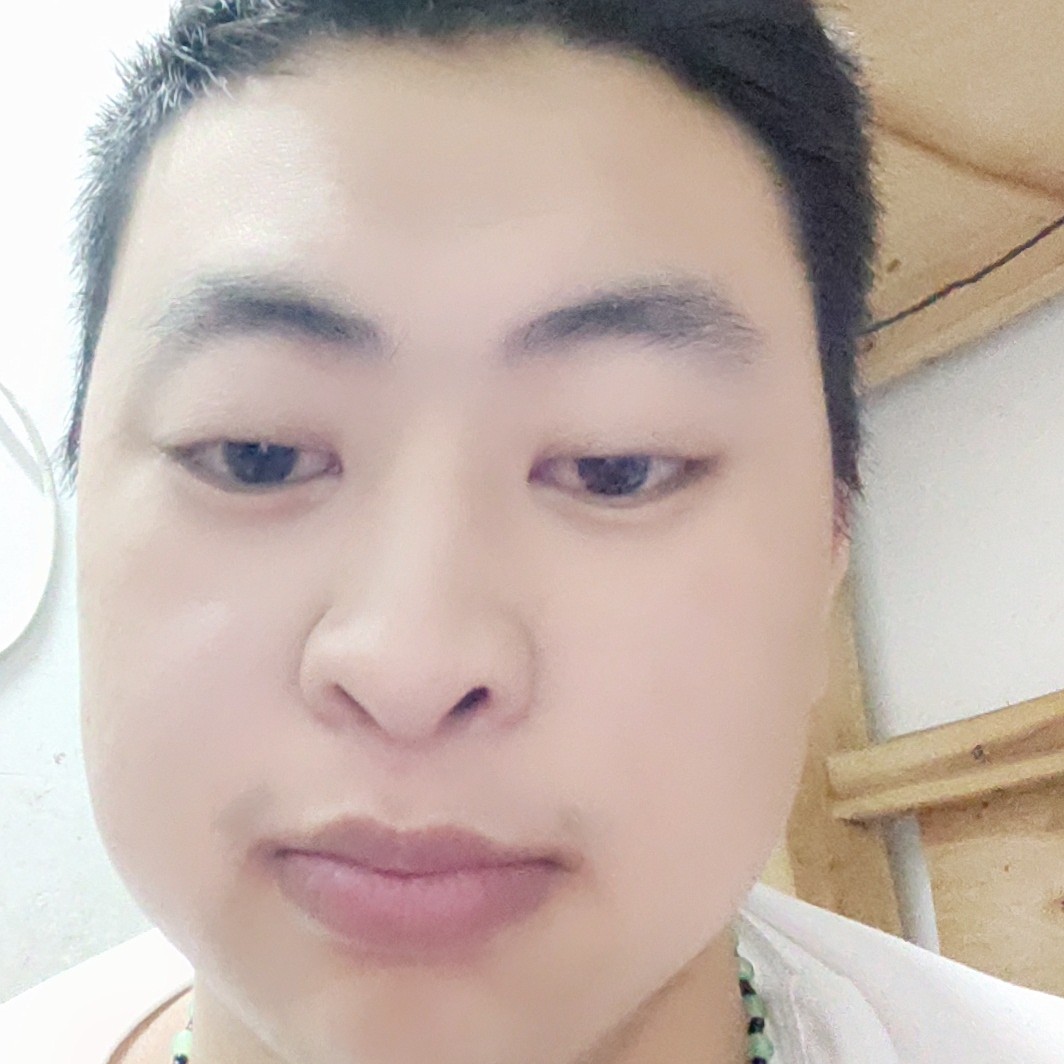 愤怒蹙眉睫毛的照片