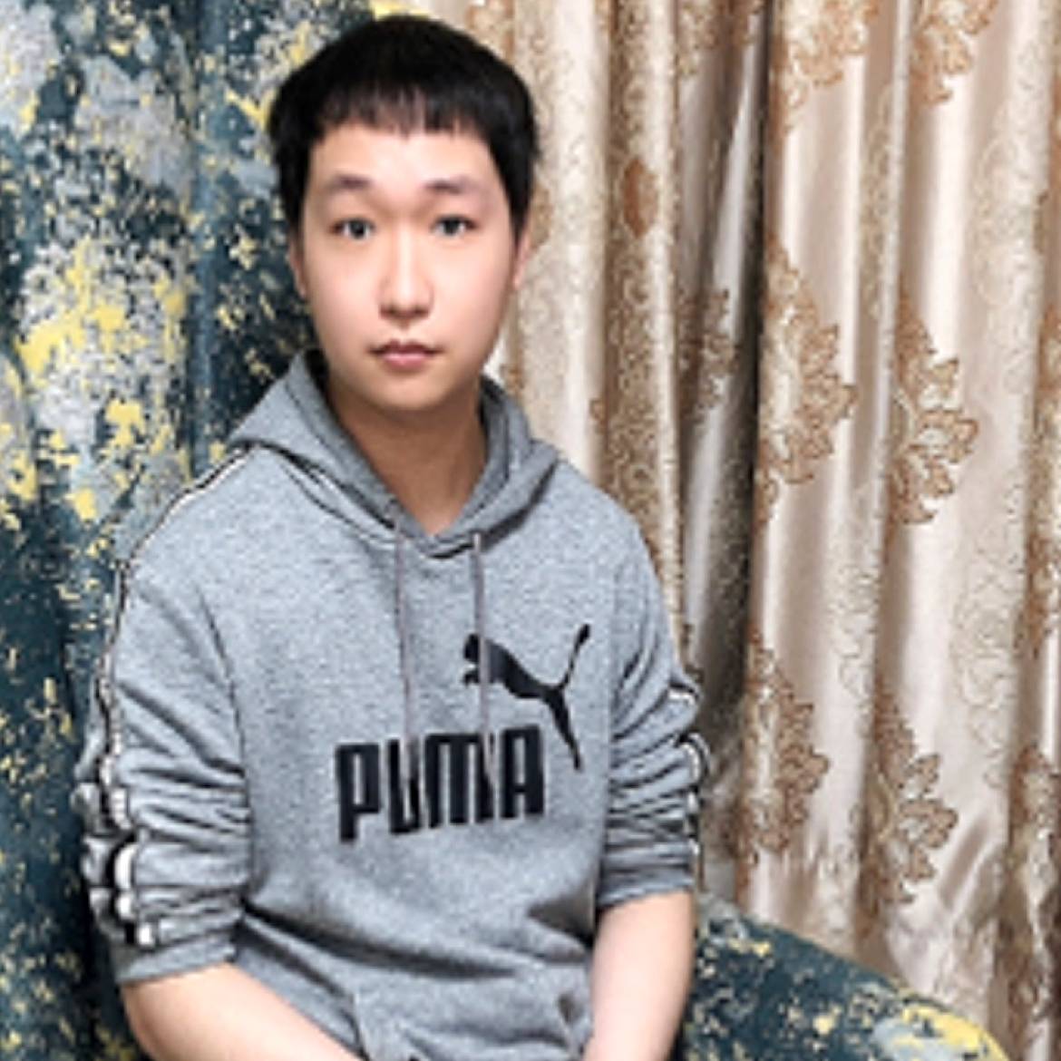 丛前的照片