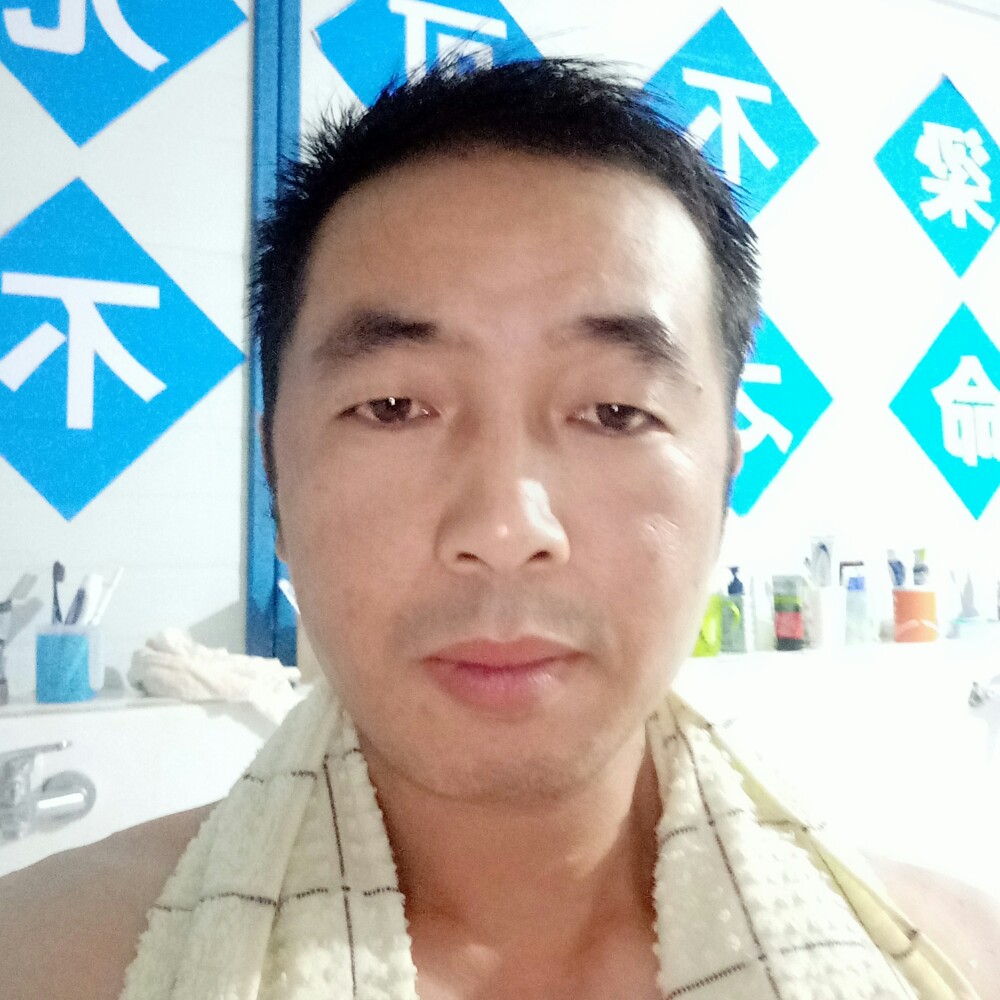 剑客持板砖的照片