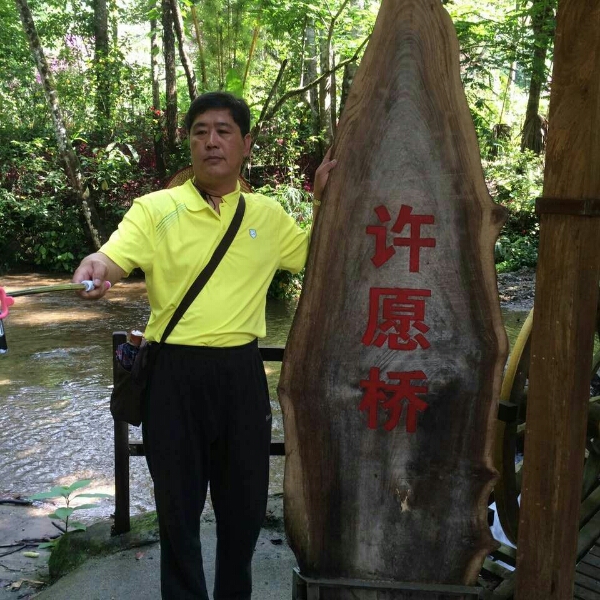 烤鸡深拥跳跃的照片