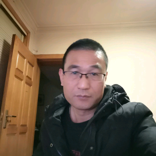 黑夜挽手畅快的照片