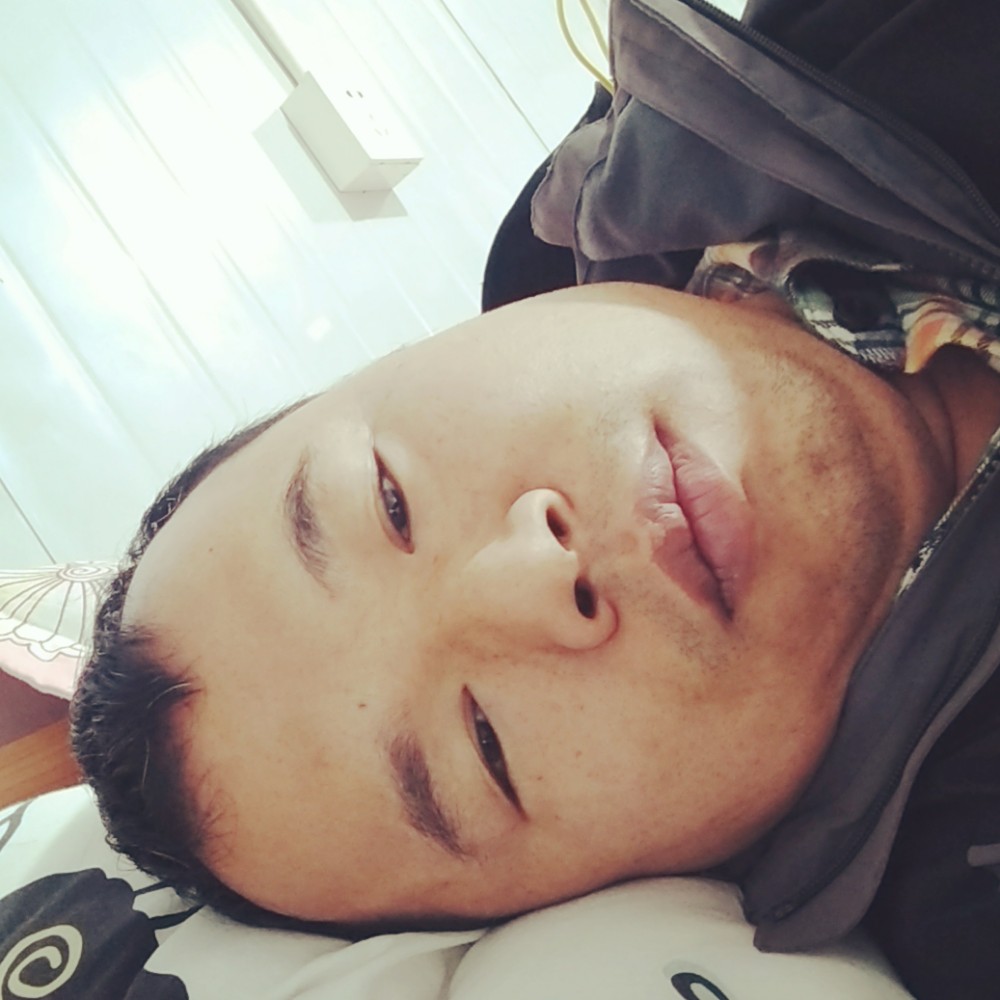 自行车迎帅气的照片