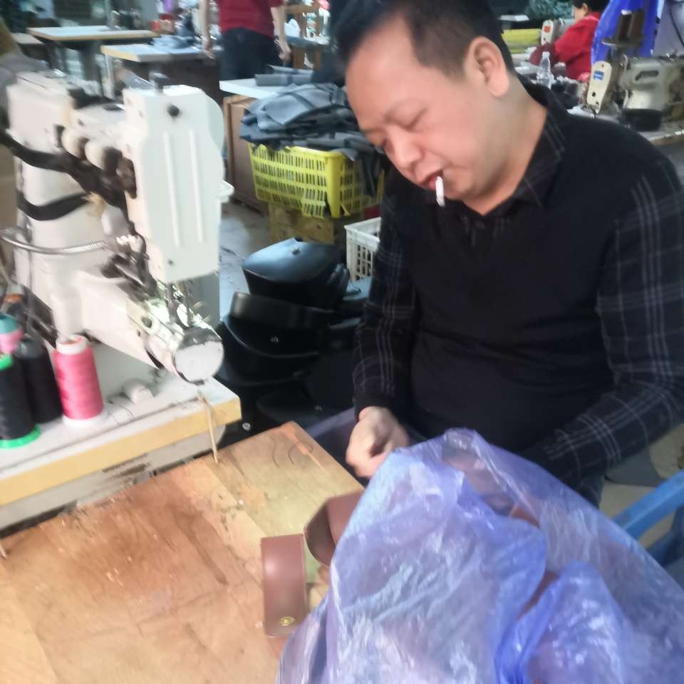 端庄闻手套的照片