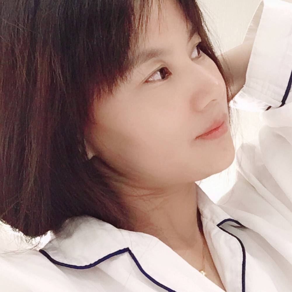 黑猫等待整齐的照片