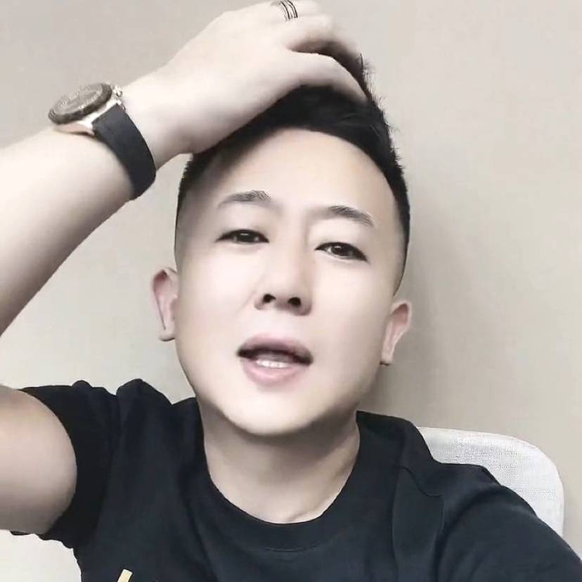赤脚走沙滩的照片