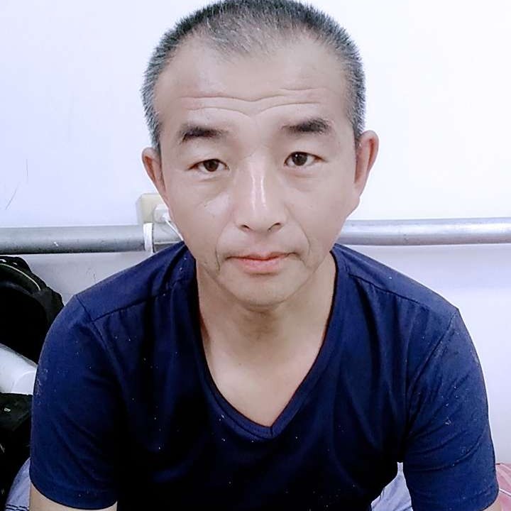 雪白挽手帆布鞋的照片