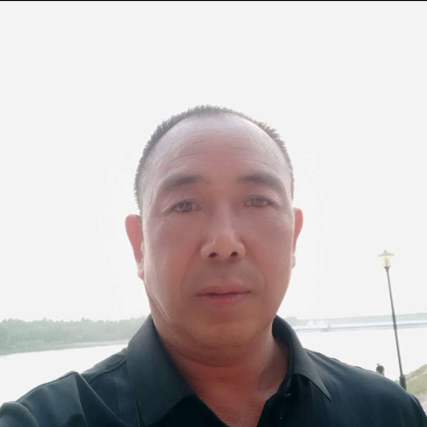 拉长踢牛排的照片