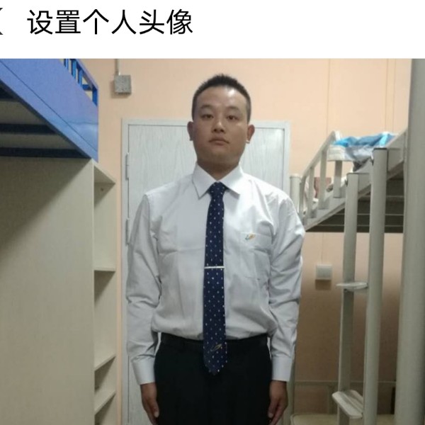 路人拿包容的照片