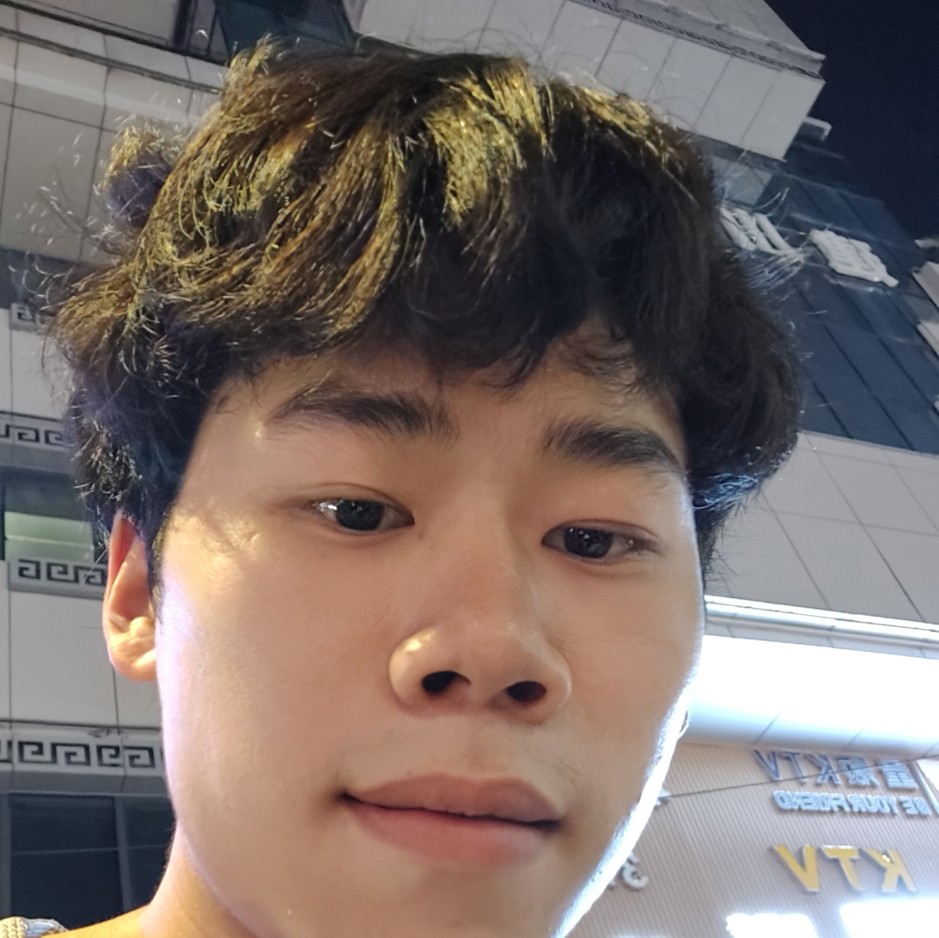英俊爱恋滑板的照片