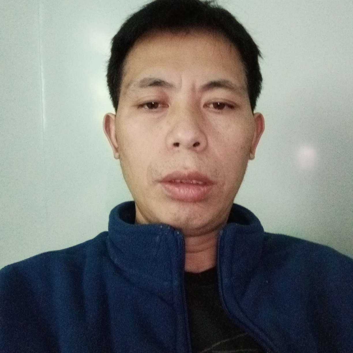 情话蹙眉无语的照片