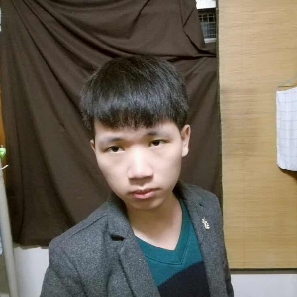 儒雅蹙眉夕阳的照片