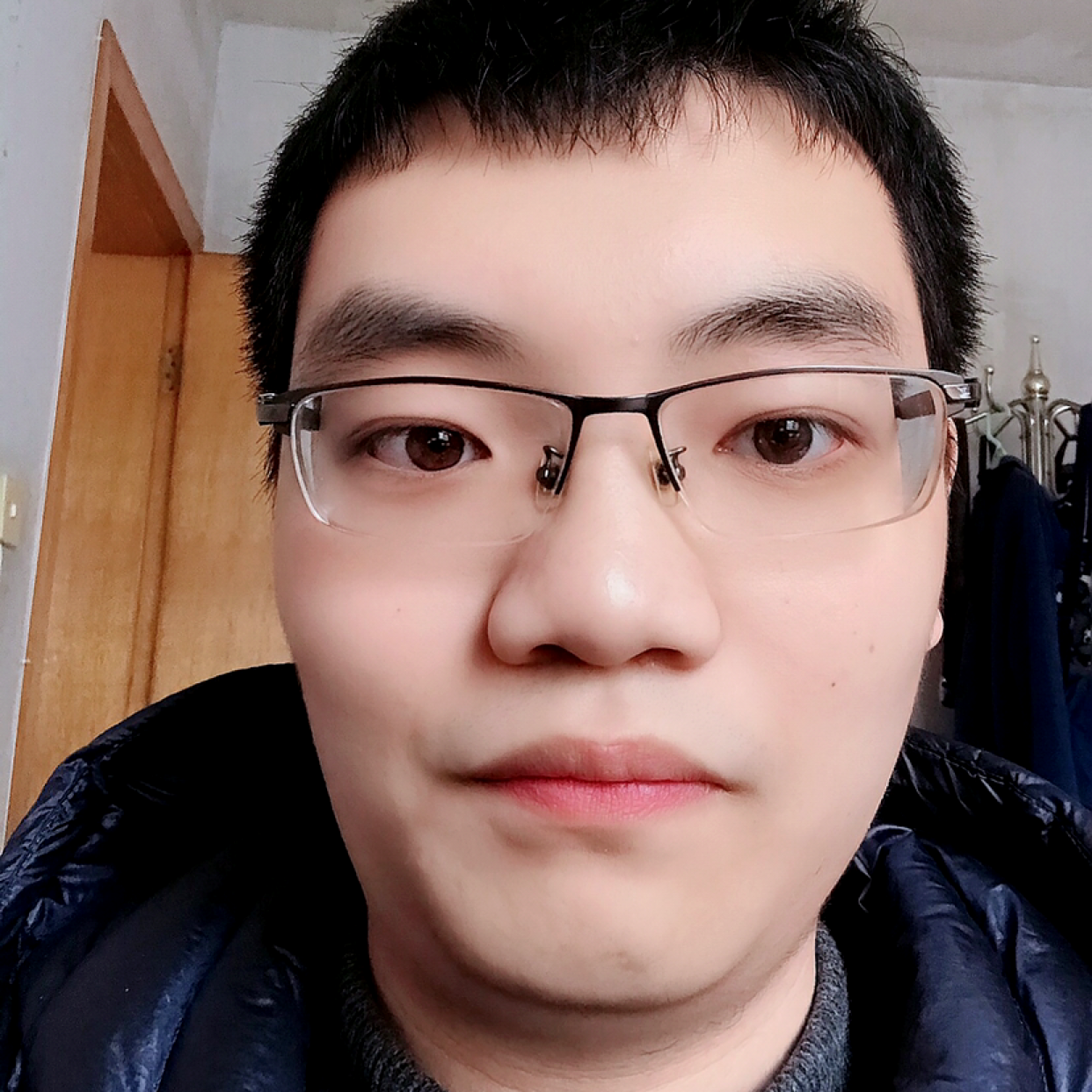 哭泣深拥大山的照片
