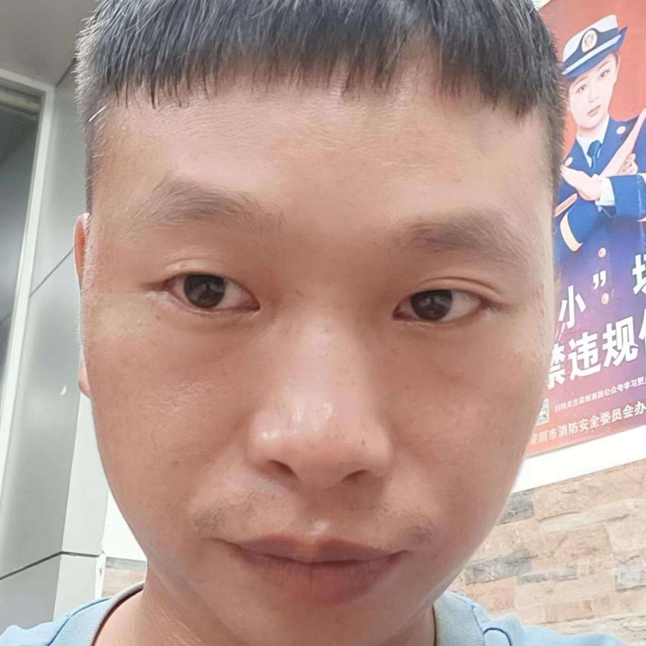 英俊打煎蛋的照片