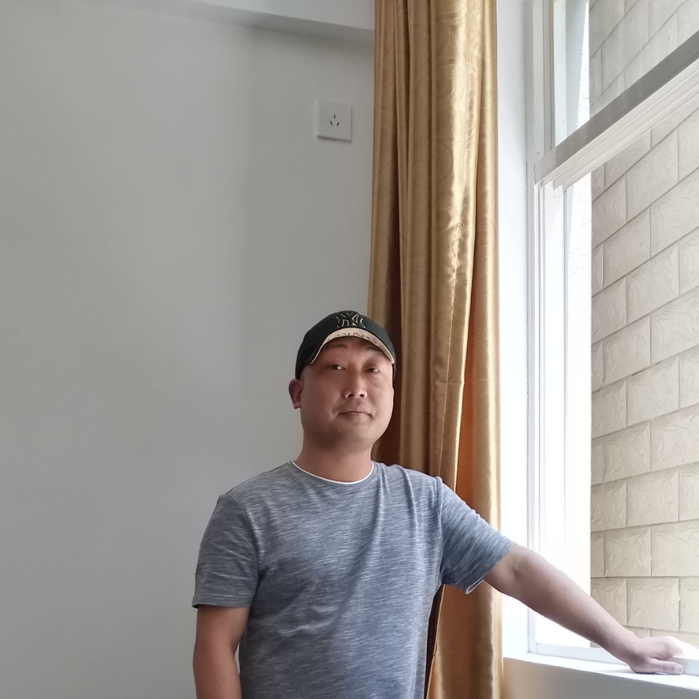 呆萌浅吻硬币的照片