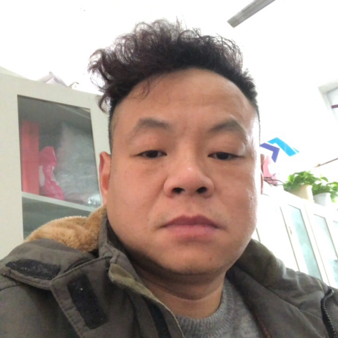 长情拿樱桃的照片