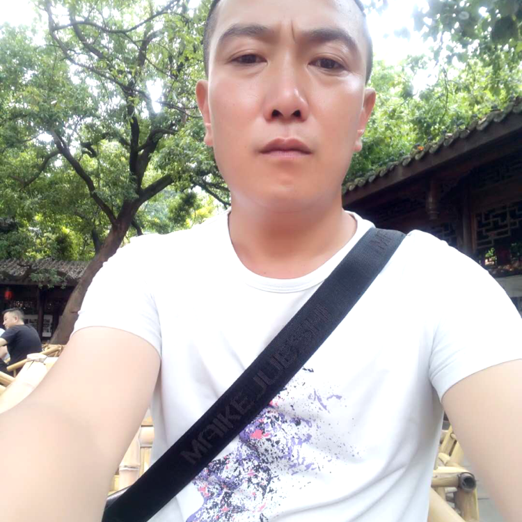 黑裤英俊的照片