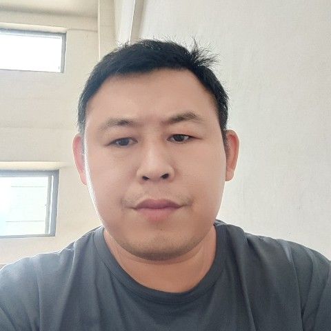 精明踢啤酒的照片